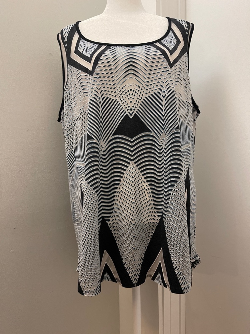 Worthington Black and White Geometric Scoop Neck Tank